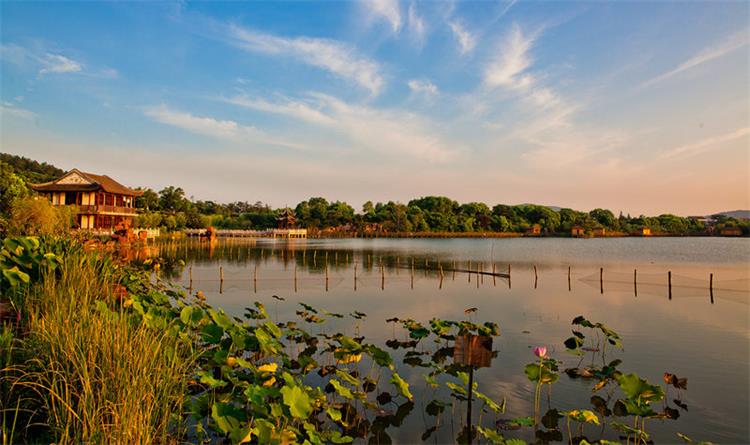 湖色天香 穹窿山上湖景