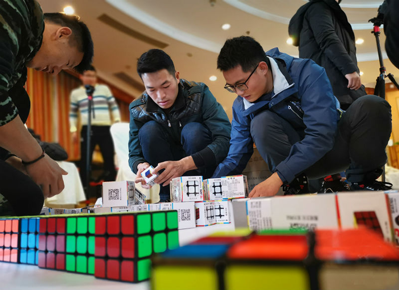 魔方團(tuán)建 5eb3ad70d8708.jpg